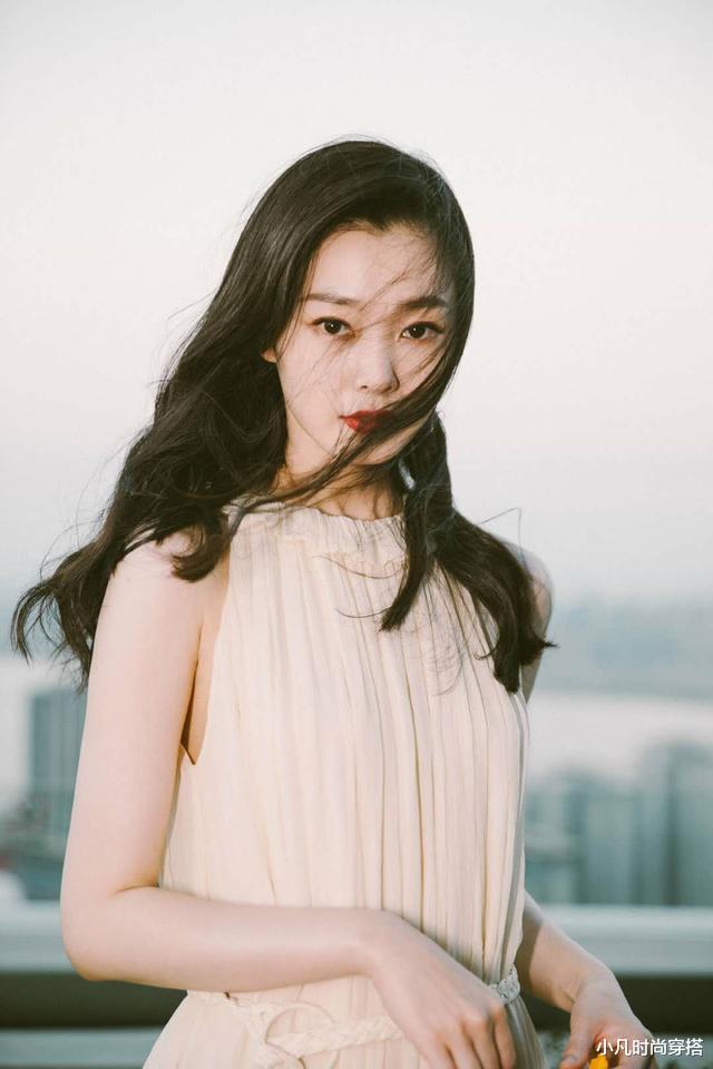 宋轶|宋轶裸色露肩长裙太迷人，浪漫唇印太诱惑！网友：有点小性感