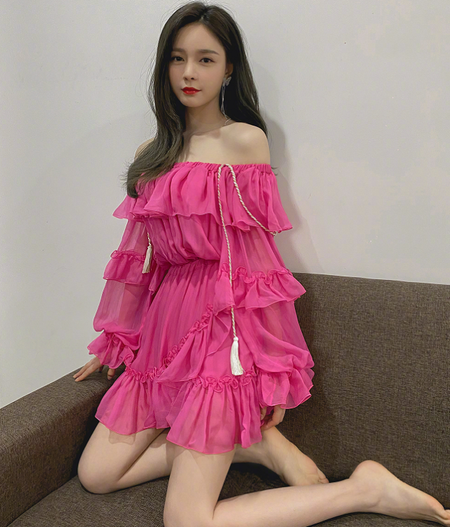 沈梦辰|沈梦辰半坐沙发上拍照，无意露出脚底，看见色差：这才是真实肤色