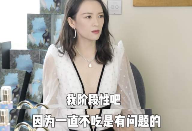章子怡|章子怡为瘦身太拼了，聚餐面对满桌佳肴诱惑，却只喝水超自律