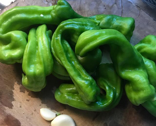 「虎皮青椒」饭店大厨透露：做虎皮青椒，别直接下油锅！否则不“起皮”不入味