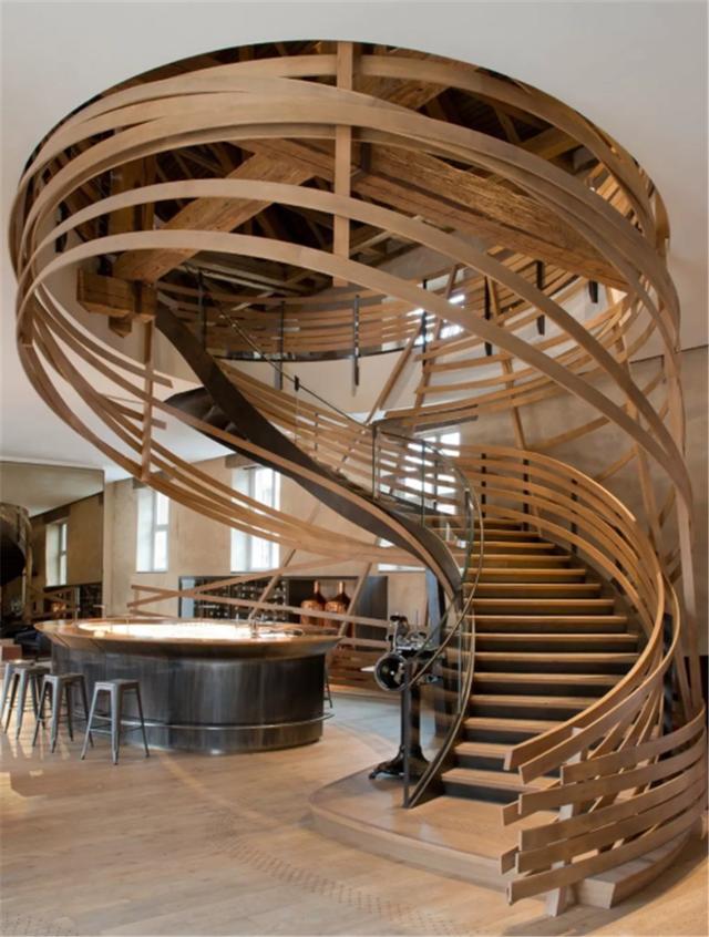 设计师|楼梯咋设计？设计师：线框木板和金属网就能打造，就是走上去小心