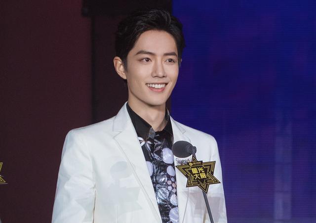 [肖战]肖战刚复工就拿奖！露面宣传单曲，超强滤镜却挡不住憔悴面容