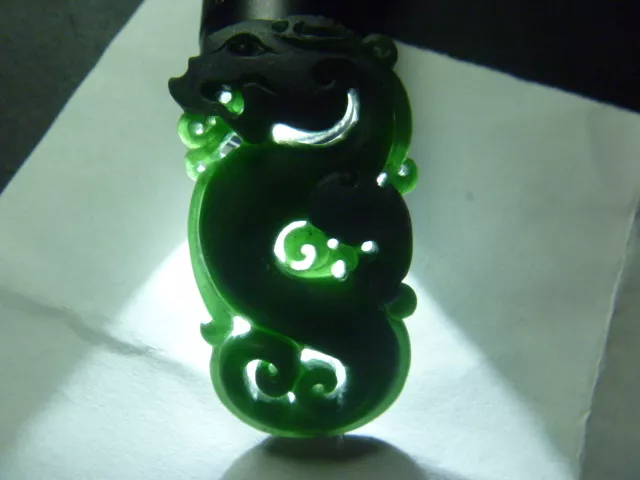 雕刻|摆放角落几年的墨翠片料，经过一番雕刻后，果然别有一番滋味！