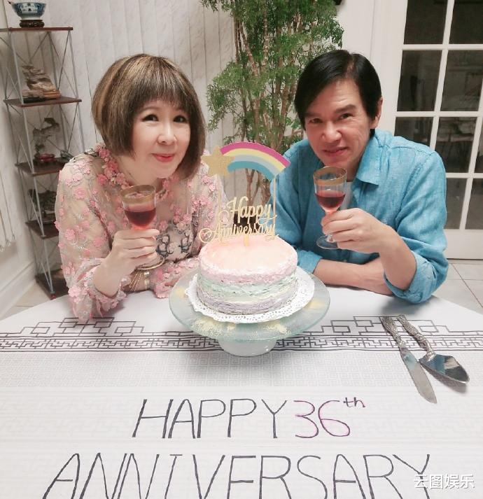 林嘉華夫婦慶結婚36年，手握手切蛋糕太恩愛，一傢三口豪宅吃大餐-圖3