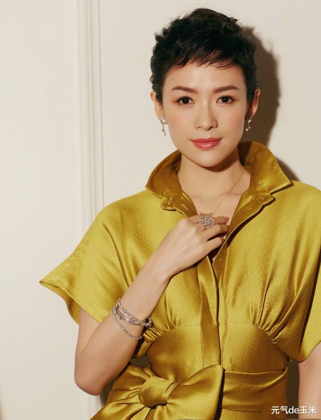 「赵露思」被章子怡的短发惊艳到！穿金黄束腰长裙像超模，“国际范”太强了