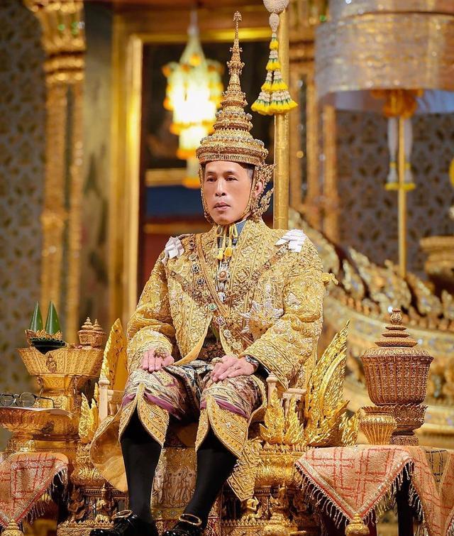#玛哈·哇集拉隆功#泰国国王加冕一周年了！在位一年“荒诞无度”，名声越来越臭