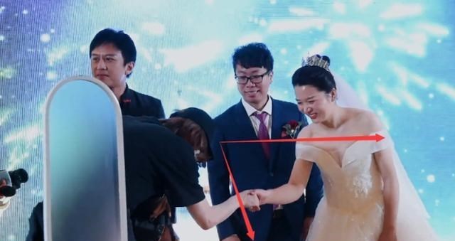 和新娘握手，鄧超鹿晗的反應形成對比，暴露“世故”和尊重的區別-圖5