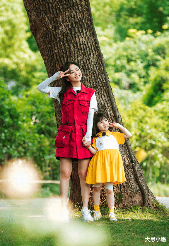 谭松韵|谭松韵郑爽节目撞发型，30岁VS29岁，天然脸和网红脸差距