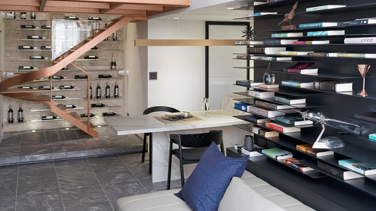 「loft」84㎡阳光loft，玫瑰金弧形旋梯、水平线性的灯光酒柜墙，超炫酷！