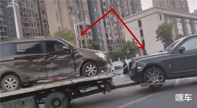 「面包车」“库里南被撞”后续:现场车拖走,库里南在下,面包车却在上拖车