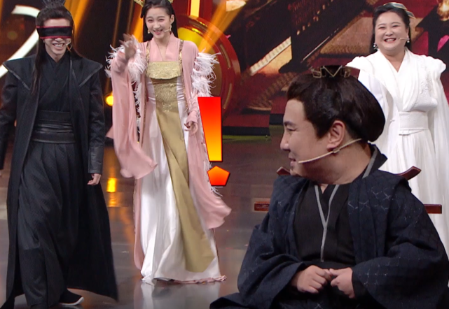 「关晓彤」关晓彤出场站错位,谁注意她调换位置的方式,难怪都说她机灵