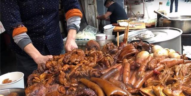 【卤味】大叔街头卖“大锅小吃”，香飘四邻生意红火，30元一斤供不应求