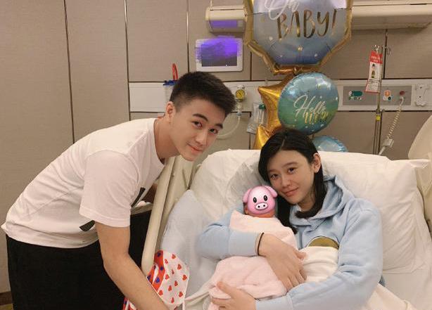 『奚梦瑶』赌王讣告排名，奚梦瑶儿子居子孙辈首位，登上名单终于在豪门转正