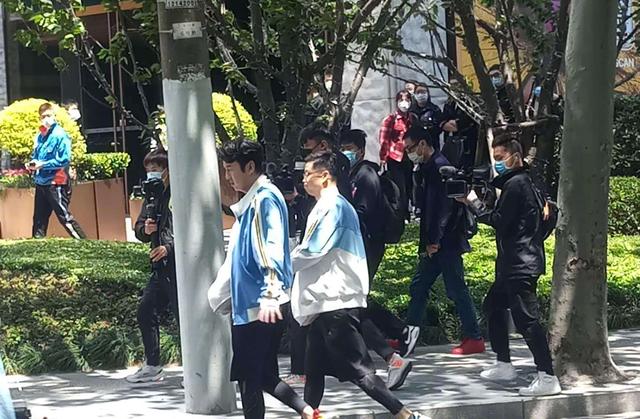 邓伦@《极限挑战》路透照曝光!邓伦穿运动服变学长,雷佳音甩手超呆萌