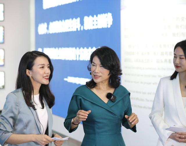 连衣裙|66岁董明珠认真打扮好美，短发烫成微卷，穿丝绸衬衫裙知性优雅