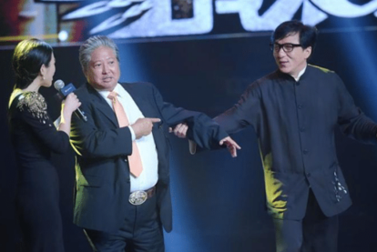 『成龙』成龙：当初50个人拿刀砍我，就他留下救我，这辈子任他欺负！