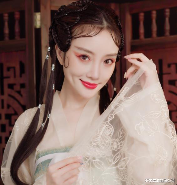 李小璐|李小璐晒一桌子礼物，甜馨搂着妈妈显乖巧，谁注意贾乃亮？太现实了