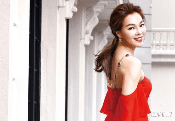 曾馨莹|他是千亿富豪，二婚娶小24岁老婆连生3子，今70岁还想生第4胎