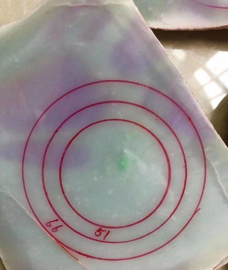 【翡翠】都看不上的原石，小伙自信买下，切开一看瞬间瞪眼了！