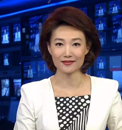 杨丞琳|央视一姐多年戴假发来扮成熟,看到她摘掉假发时,美的不可方物