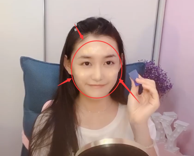 粉底液：蒋依依直播化妆，谁注意她的粉底液用量，我没看错吧？