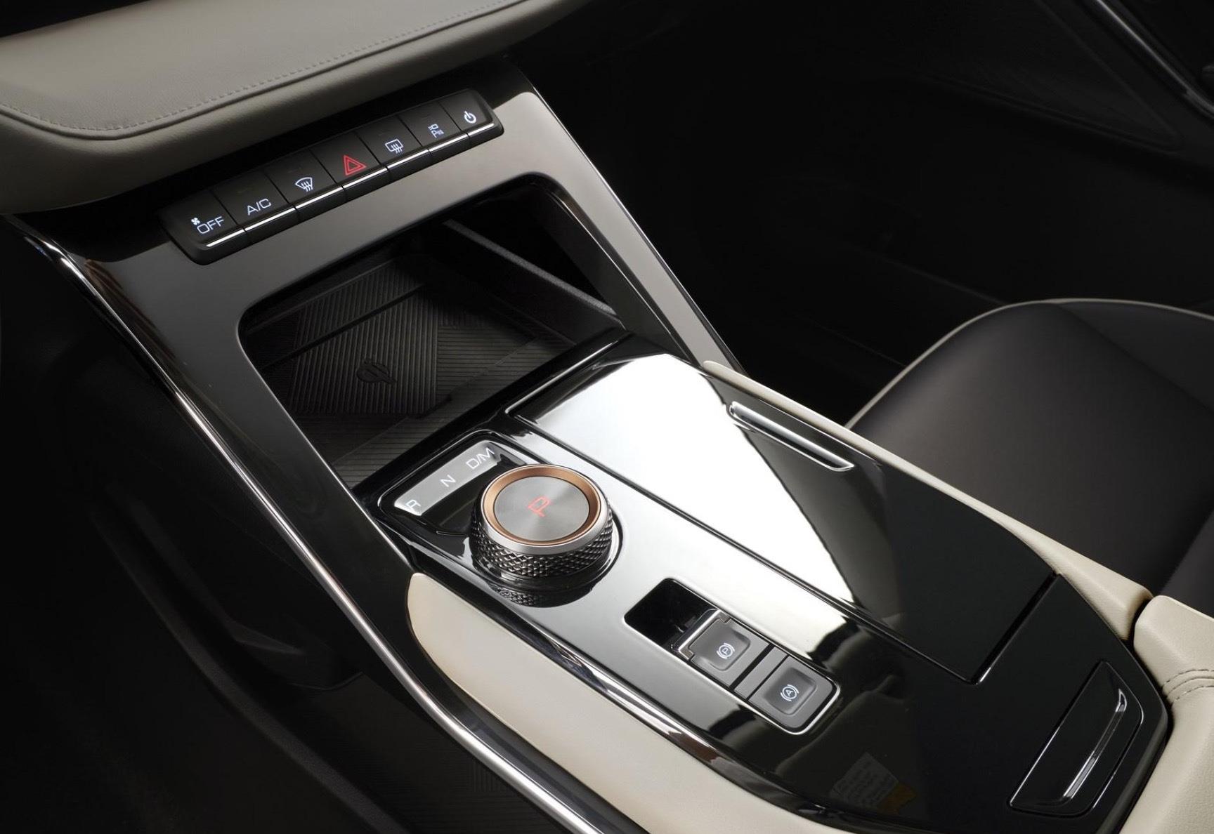 哈弗H6|国产“王牌”终于换代,金色金属+旋钮式换挡,油耗6.6L,又要火