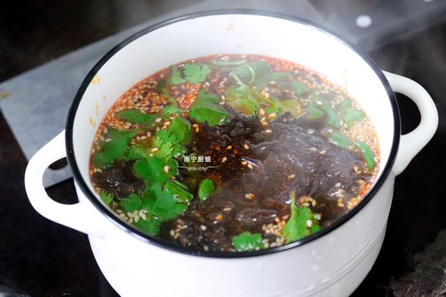 老干妈@我家最近迷上这碗面，做法简单又快手，酸爽香辣，连吃7天不过瘾