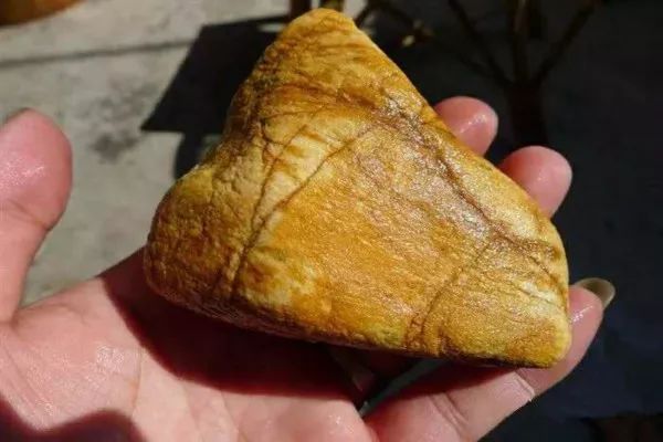 翡翠▲2000元入手的翡翠原石切涨成收藏级别翡翠！赚！