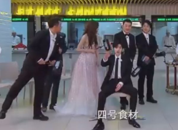 【奔跑吧兄弟】奔跑吧第1期就举办婚礼？看清baby身边站的男生是谁后，引全网羡慕