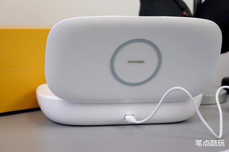 无线充电|边洗浴、边喝脉动？Nillkin闪净Pro：给你的手机净个身