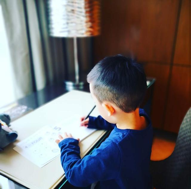 『jasper』应采儿晒儿子作业，Jasper造句自称每天浪费钱，粉丝大赞有觉悟