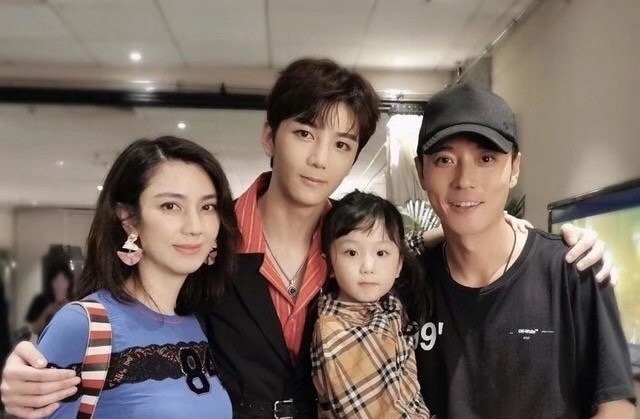 张丹峰|洪欣晒照为儿子庆生，让儿子不要再长高，一家人合照独缺张丹峰