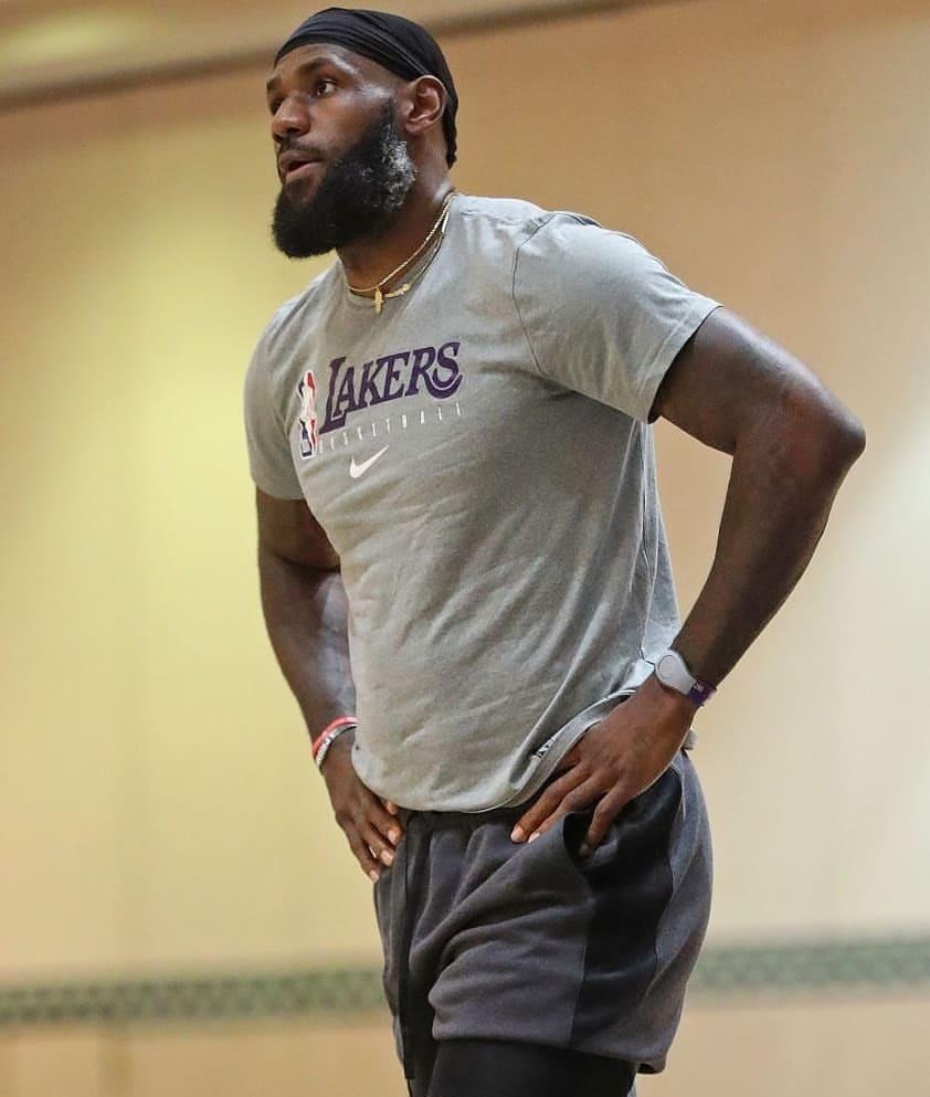 勒布朗·詹姆斯|36岁的詹姆斯最新照片曝光：胡子花白，人显老！球迷：青春结束了