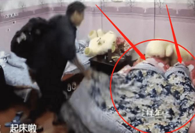 杨紫|杨紫睡觉被男星闯入掀被子!看清楚是谁后,表情转变太迅速