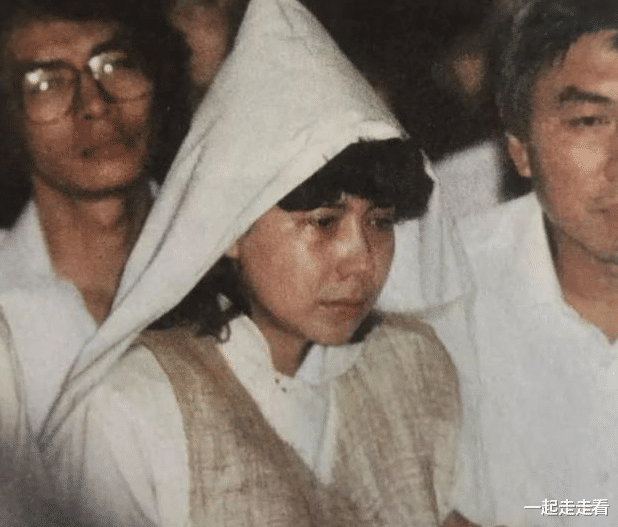 甄妮|她丧夫守寡第4年秘密生娃，25年绝口不提，女儿相貌却暴露了真相
