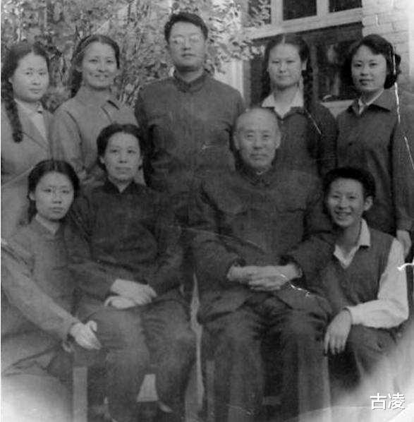 「程潜」她17岁嫁给54岁将军,33年怀16个孩子,去世后葬在八宝山公墓