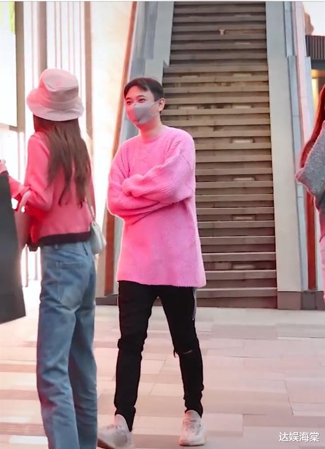 王思聪|王思聪携两位美女出街，骚粉色毛衣尽显调皮，得知价格和款式：会玩