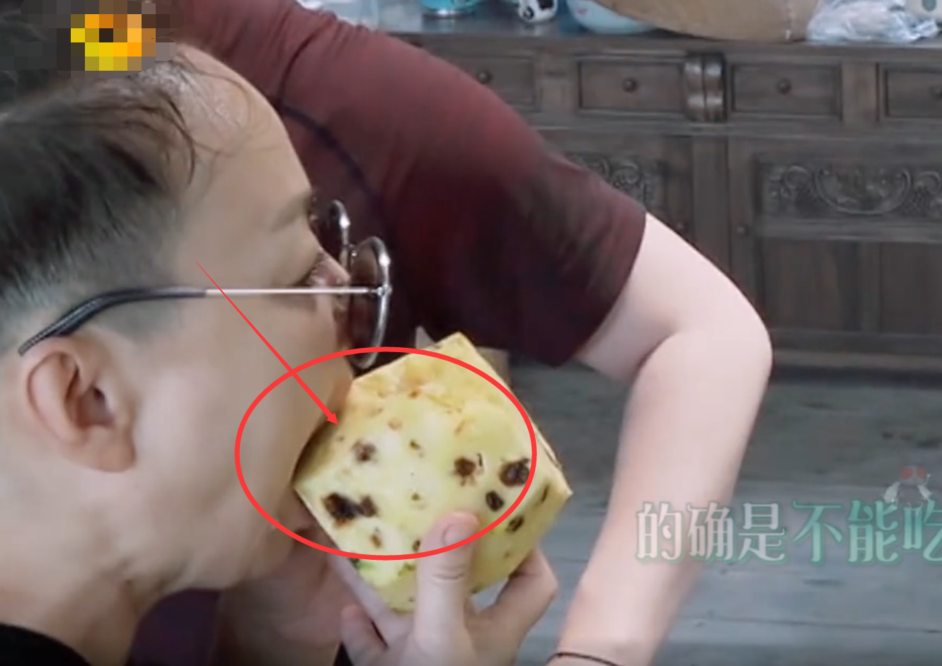宋丹丹吃“變質的菠蘿”，當鏡頭拉近，看清咬痕，才知真吃假吃-圖4