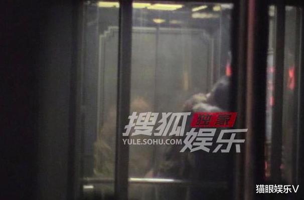 杨坤|47岁杨坤独自就餐太孤单，现身小饭馆无人理，面容憔悴发福显老态