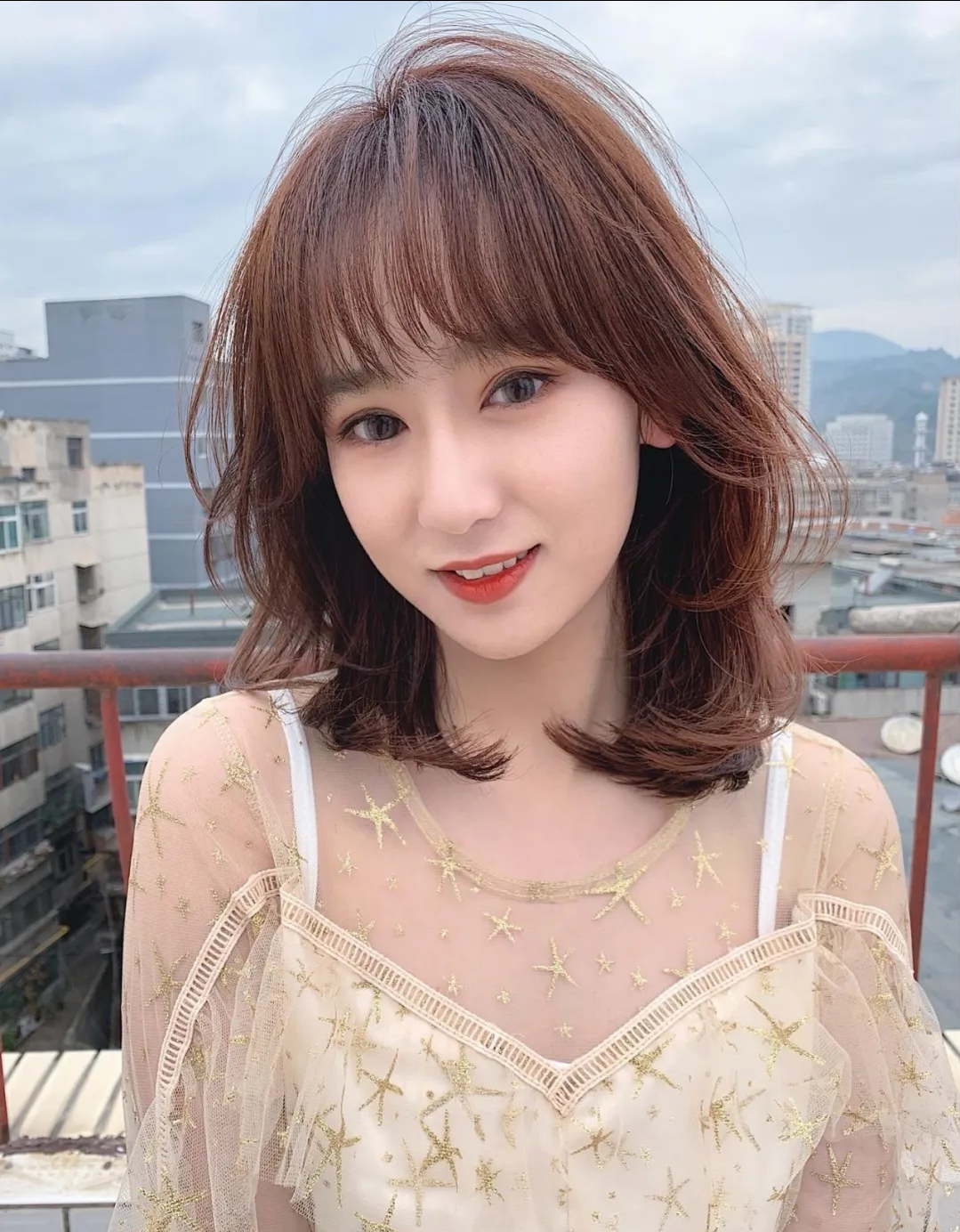 发型|十月这23款发型很火，瘦脸时尚颜值高，越来越多女性这样剪