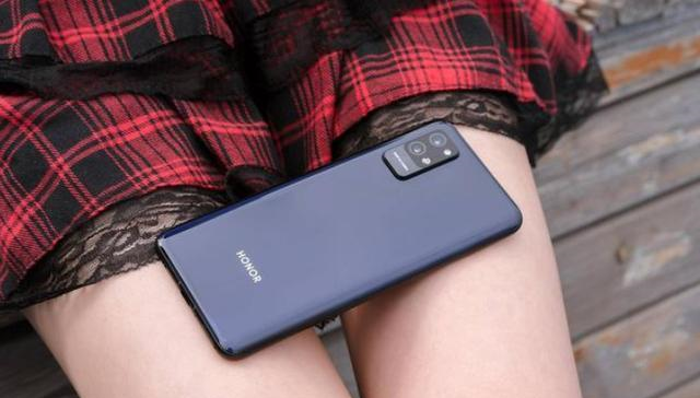 #华为手机#不知道买哪款华为手机好？可以看看这三款，低配高价的代表！