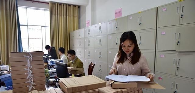 乡村教师|乡村满25年教师晋升职称，不受岗位限制，但网上申报难哭老教师