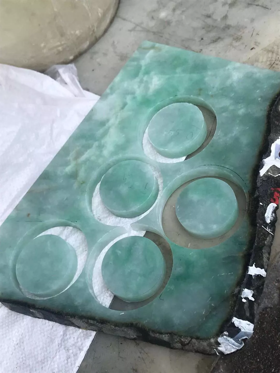 翡翠■商家亮出“镇店之宝”切开后成为笑柄？32支飘花手镯翻盘了！