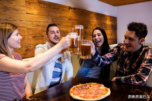 ##老祖宗告诫我们:酒桌上有这两个行为的人有大本事,很准