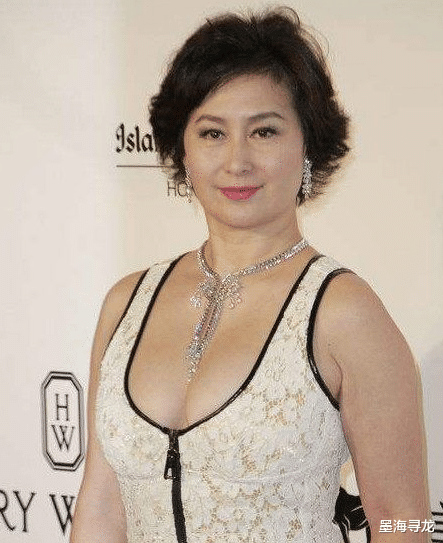 『何鸿燊』赌王何鸿燊去世，何超琼受访表示家人共理后事，家谱公开大房没落