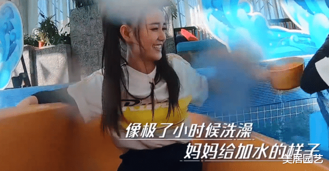 郑恺|蒋依依生理期坚持录制跑男？却遇水上游戏，一旁郑恺的反应才是亮点