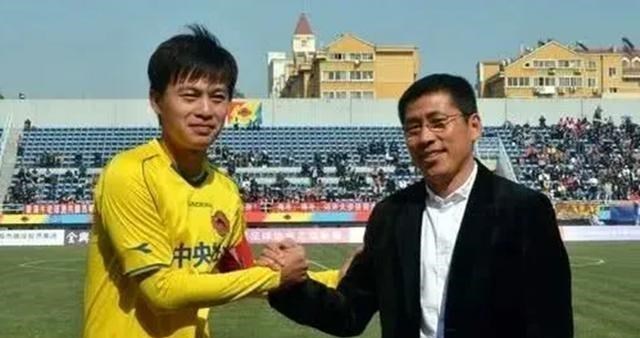 『山东鲁能』鲁能出品飞翼被中能挖走，曾担任黄海队长，将效力第三支青岛球队