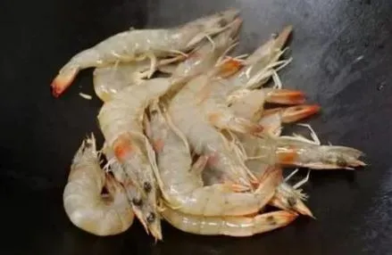 「」虾用水煮是不对的，渔民教你一招，营养不流失，特别简单