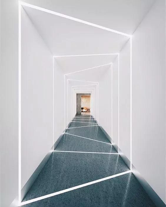 ▲墙上开凹槽嵌入灯带，未来家居照明才是主流，比装吊灯高级多了！