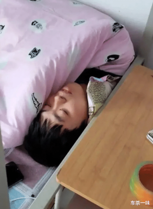 「火车」“刚下火车买包好烟回老家”拆开之后我怒了，这也太坑了！